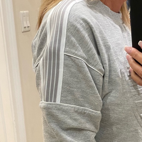 No Boundries Sweatshirt - with HEART DESIGN on Front - Picture 5 of 10